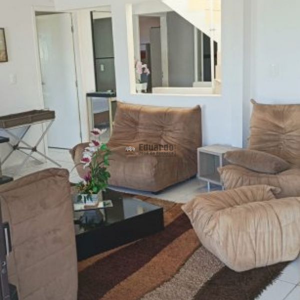 CASA COM 03 SU�TES NA PRAIA DO ARA��.