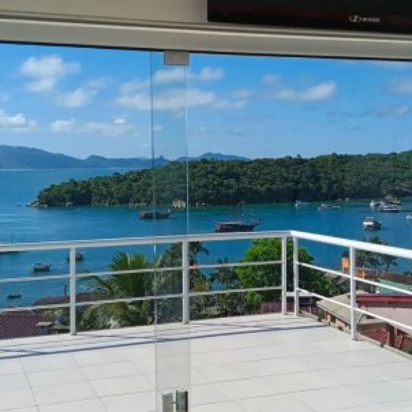 CASA COM 03 SU�TES NA PRAIA DO ARA��.