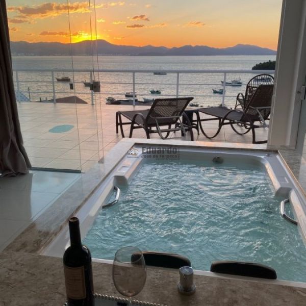 CASA COM 03 SU�TES NA PRAIA DO ARA��.