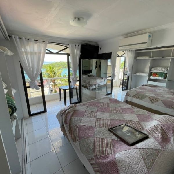 CASA COM 03 SU�TES NA PRAIA DO ARA��.