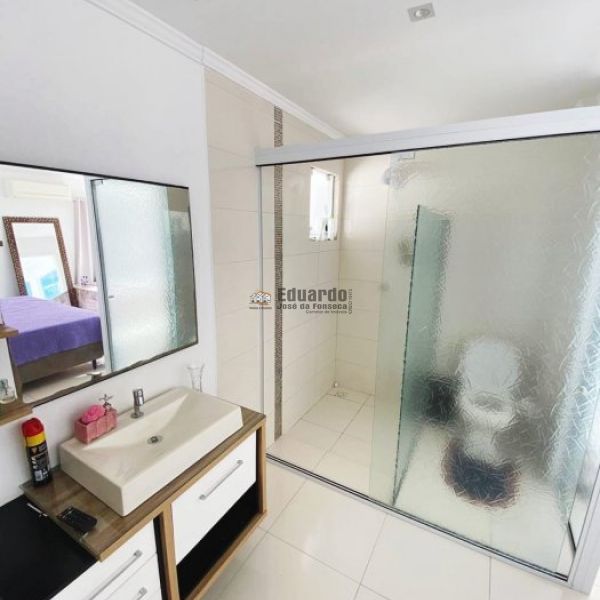 CASA COM 03 SU�TES NA PRAIA DO ARA��.