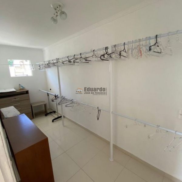 CASA COM 03 SU�TES NA PRAIA DO ARA��.