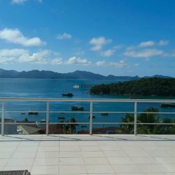 CASA COM 03 SU�TES NA PRAIA DO ARA��.