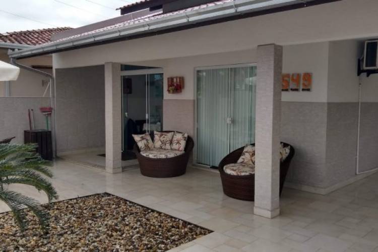 CASA  NO CENTRO DE PORTO BELO