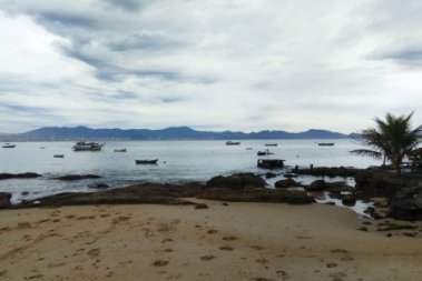 TERRENO COM EDIFIC��O NA PRAIA DE ARA�A