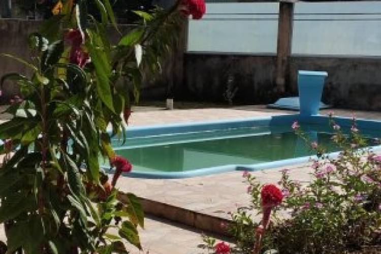 CASA FRENTE AVENIDA COM TR�S DORMITORIOS