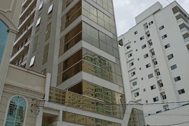 APARTAMENTOS 03 SU�TES NA MEIA PRAIA