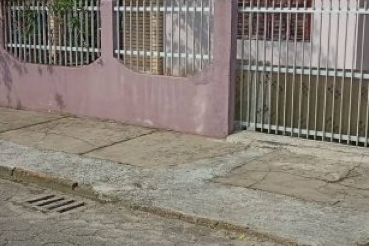 CASA COM 03 DORMIT�RIOS NO CENTRO DE PORTO BELO