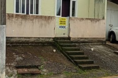 CASA A POUCOS METROS DA PRAIA ARA�A