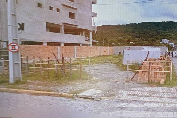 TERRENO  NA PRAIA DE BOMBAS 