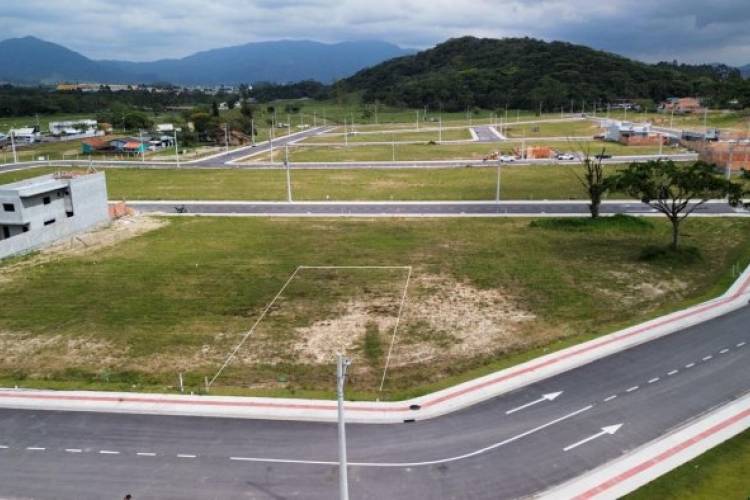 TERRENO EM LOTEAMENTO PRONTO PARA CONSTRUIR.