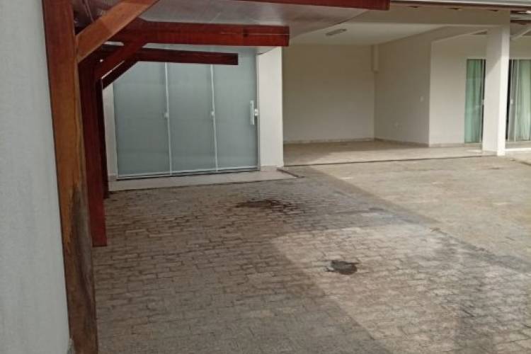 CASA NO CORA��O DE PORTO BELO