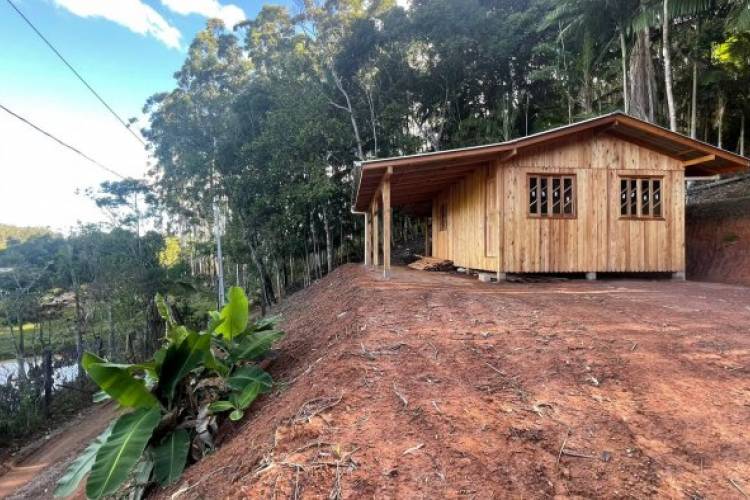 CASA RUSTICA  DE MADEIRA SOBRE TERRENO NO BAIRRO O