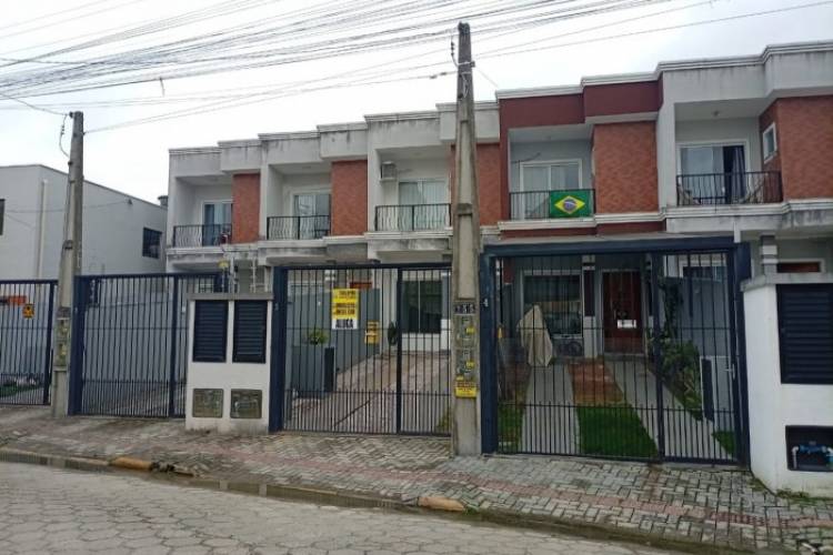 SOBRADO COM DUAS SU�TES E DUAS VAGAS
